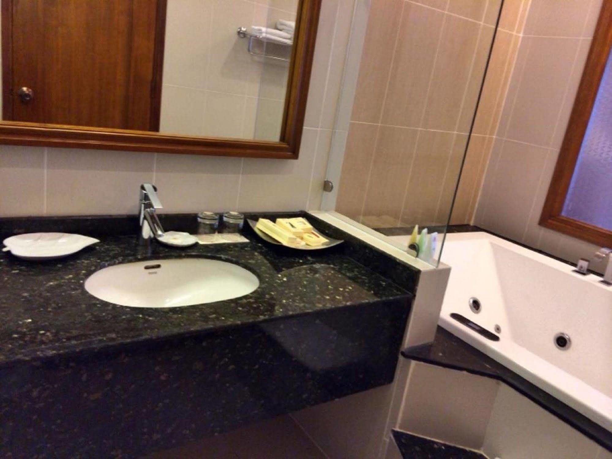 Petro Hotel Вунгтау Экстерьер фото